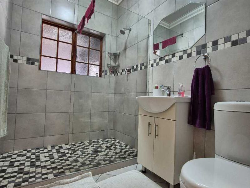 Spacious 2 bedroom, 2 bathroom freestanding house - Photo 6