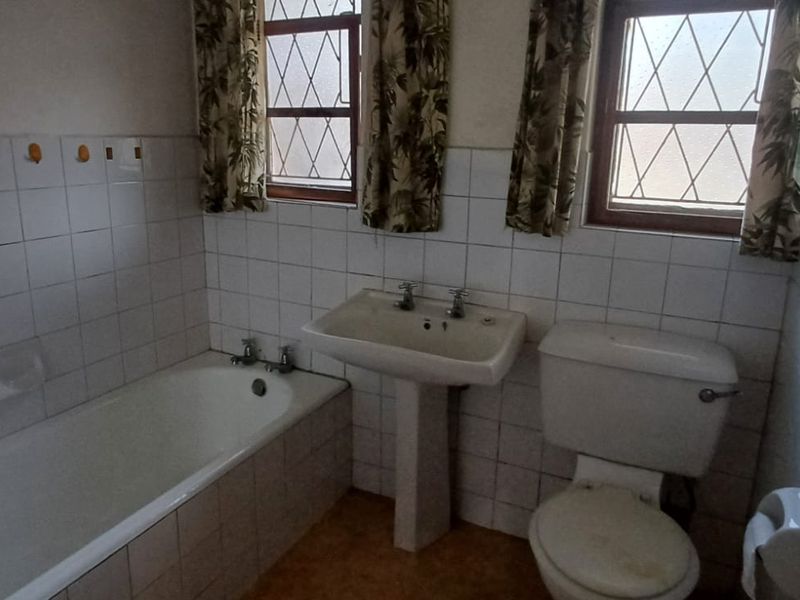 This cozy 3-bedroom home is perfectly located close to Veld en Vlei Primary School - Photo 8