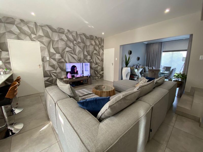 Modern & Chic 3-Bedroom Duplex – Stylish Comfort Awaits - Photo 4