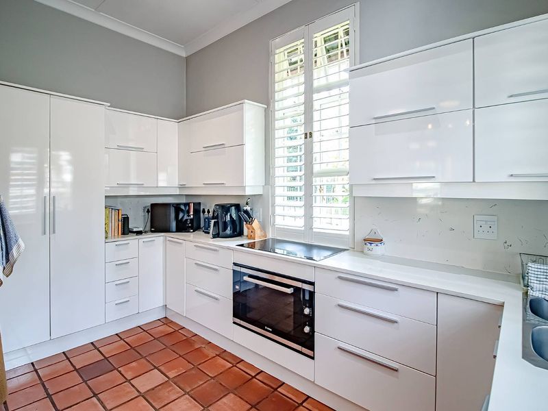 Magnificent Family Home with Cottage on Established Acre in Bryanston East - Photo 5