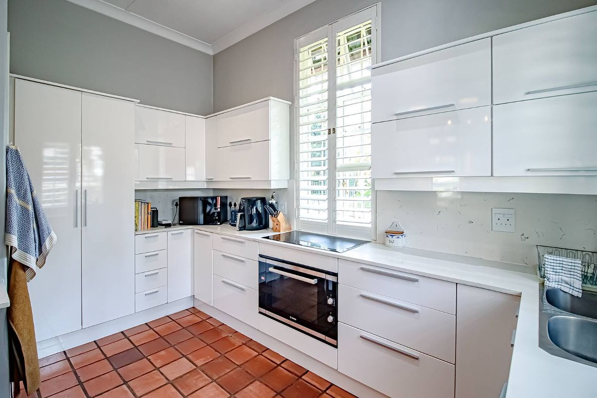 Magnificent Family Home with Cottage on Established Acre in Bryanston East - Photo 5