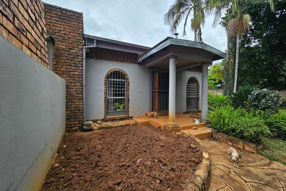 Spacious 3-Bdroom Home with swimming-pool and income generating Flatlet in Dorandia - Photo 4