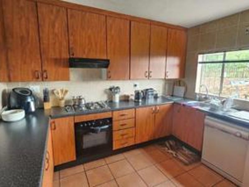 Exquisite Pet-Friendly Duplex Unit with 3 Bedrooms for Sale in Bracken - Photo 3