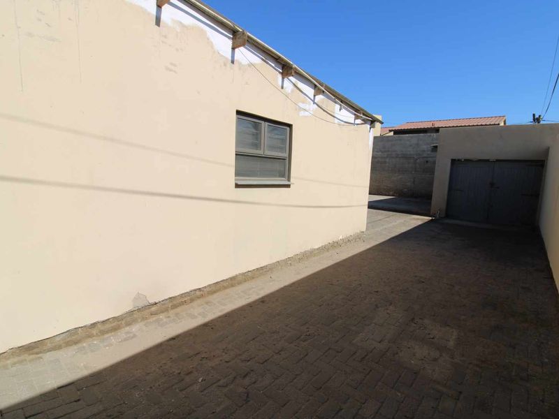 Well located on busy street close to Industrial Area! - Photo 6