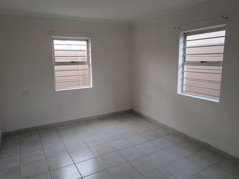 Erica Township, Belhar  - back unit  Perfect for professionals or a small family! - Photo 8