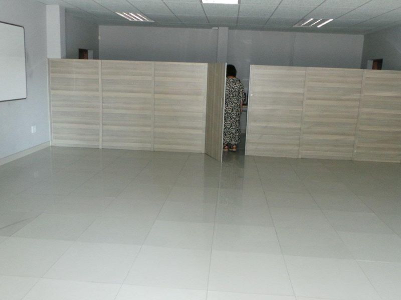 Commercial Property on busy road close to shopping center ! - Photo 9