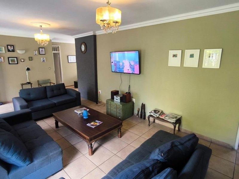 Versatile Family Home with Two Income-Generating Flats - Photo 2