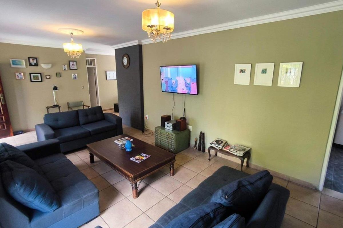 Versatile Family Home with Two Income-Generating Flats - Photo 2