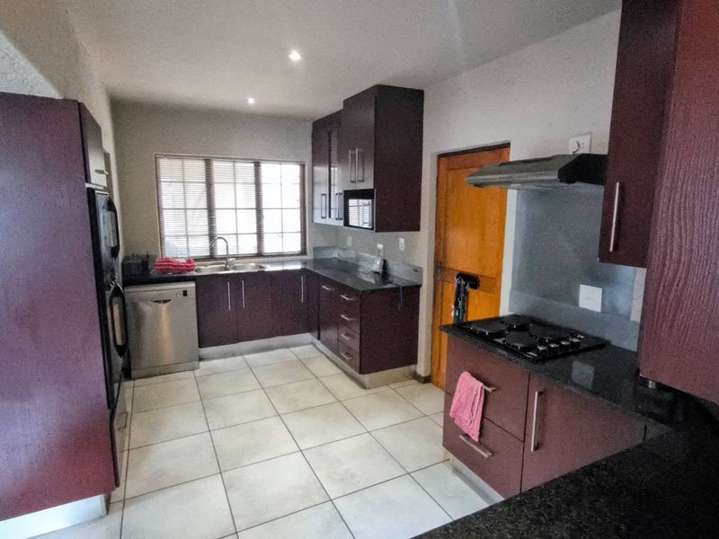 Ideal AirBnB Residence! Best of the Best! - Photo 7