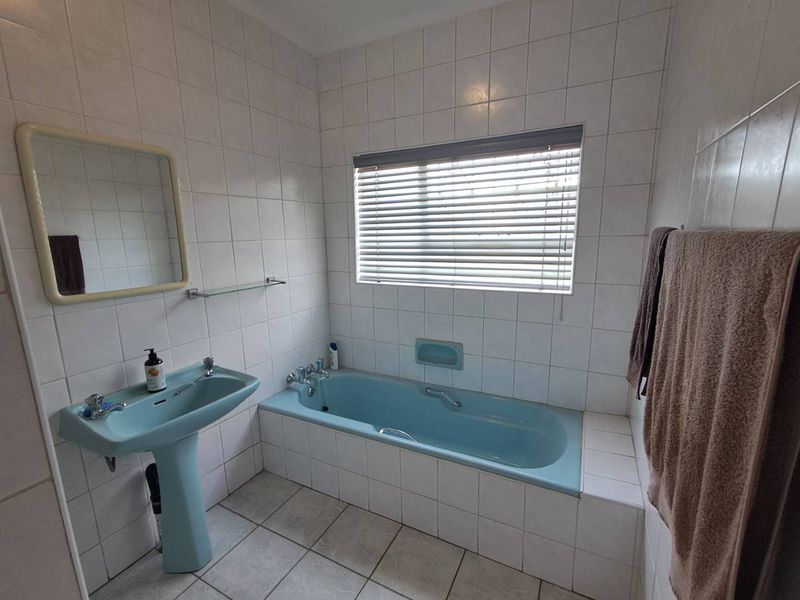 Main House & Cottage: Ideal for Family & Guests! - Photo 9