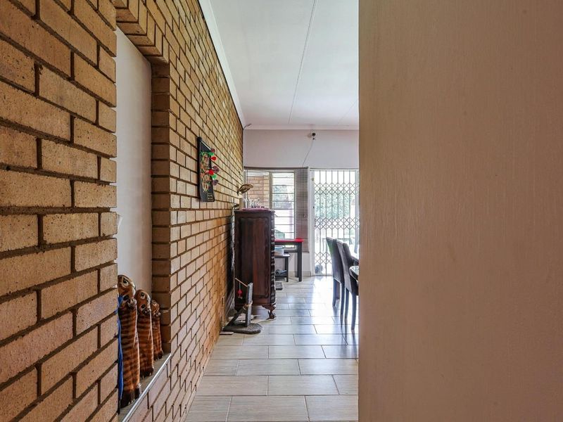 Energy-Efficient 3 Bedroom Home in Garsfontein.

This neat and well-maintained 3-bedroom home offers comfortable family living with the added benefit of excellent energy efficiency. Designed for practicality and easy entertaining, it’s the perfect mo - Photo 4