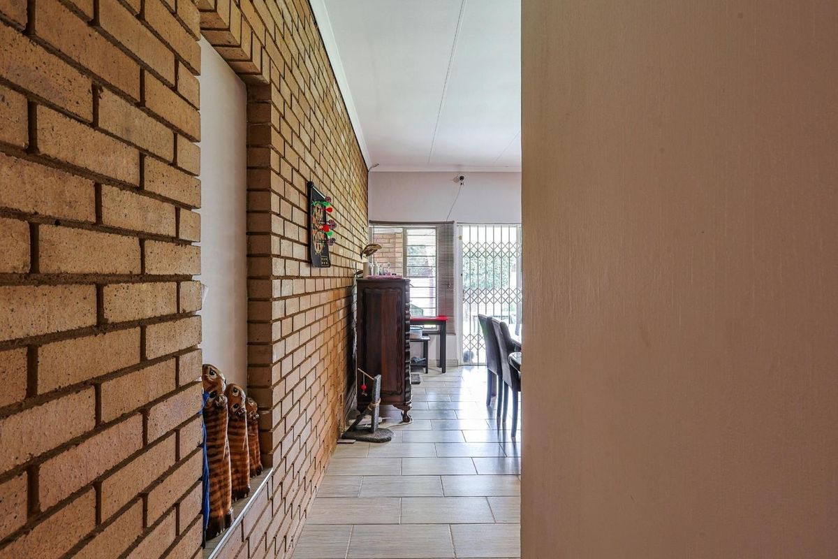 Energy-Efficient 3 Bedroom Home in Garsfontein.

This neat and well-maintained 3-bedroom home offers comfortable family living with the added benefit of excellent energy efficiency. Designed for practicality and easy entertaining, it’s the perfect mo - Photo 4
