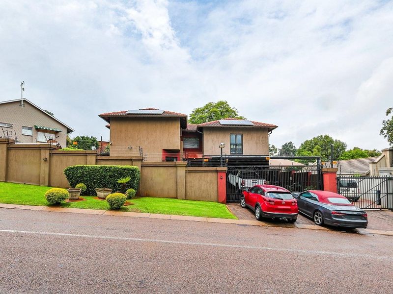 Ultimate Peace of Mind: Newly Painted, Move-In Ready House with Total Off-Grid Readiness - Photo 2