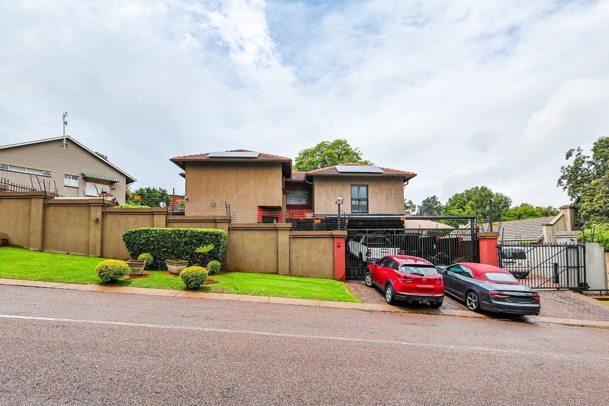 Ultimate Peace of Mind: Newly Painted, Move-In Ready House with Total Off-Grid Readiness - Photo 2