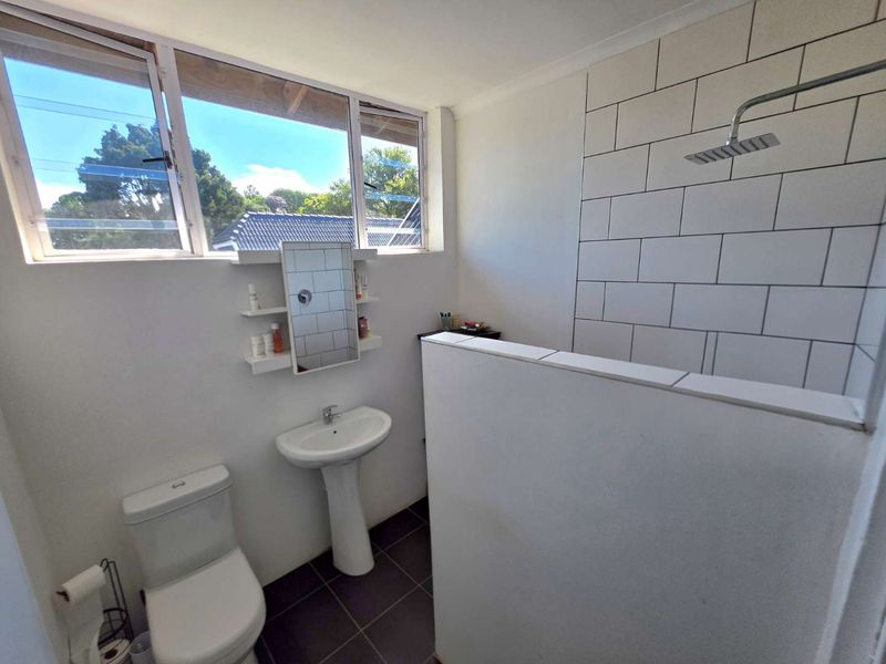 Spacious, 4 Bedroom Home with Separate Granny Flat and pool. **Exceptional Income Potential - Photo 7