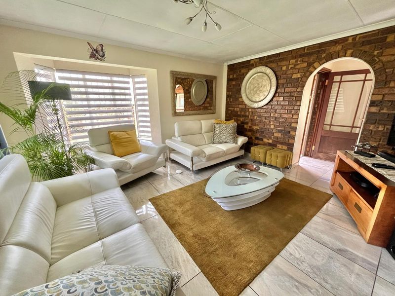 Chic Retreat: Ideal for  young Couples or Downsizers - Photo 3