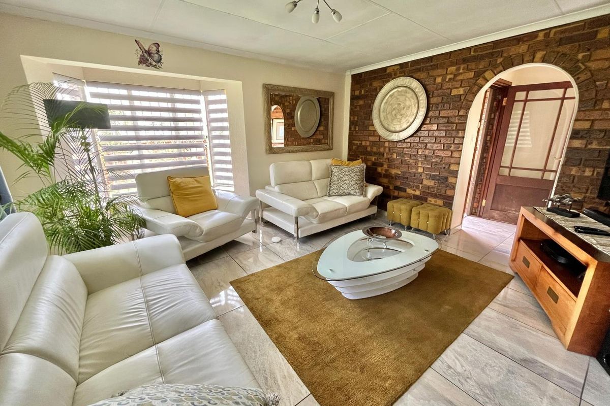 Chic Retreat: Ideal for  young Couples or Downsizers - Photo 3