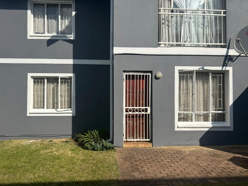 Lovely Ground floor TOWNHOUSE - Photo 2