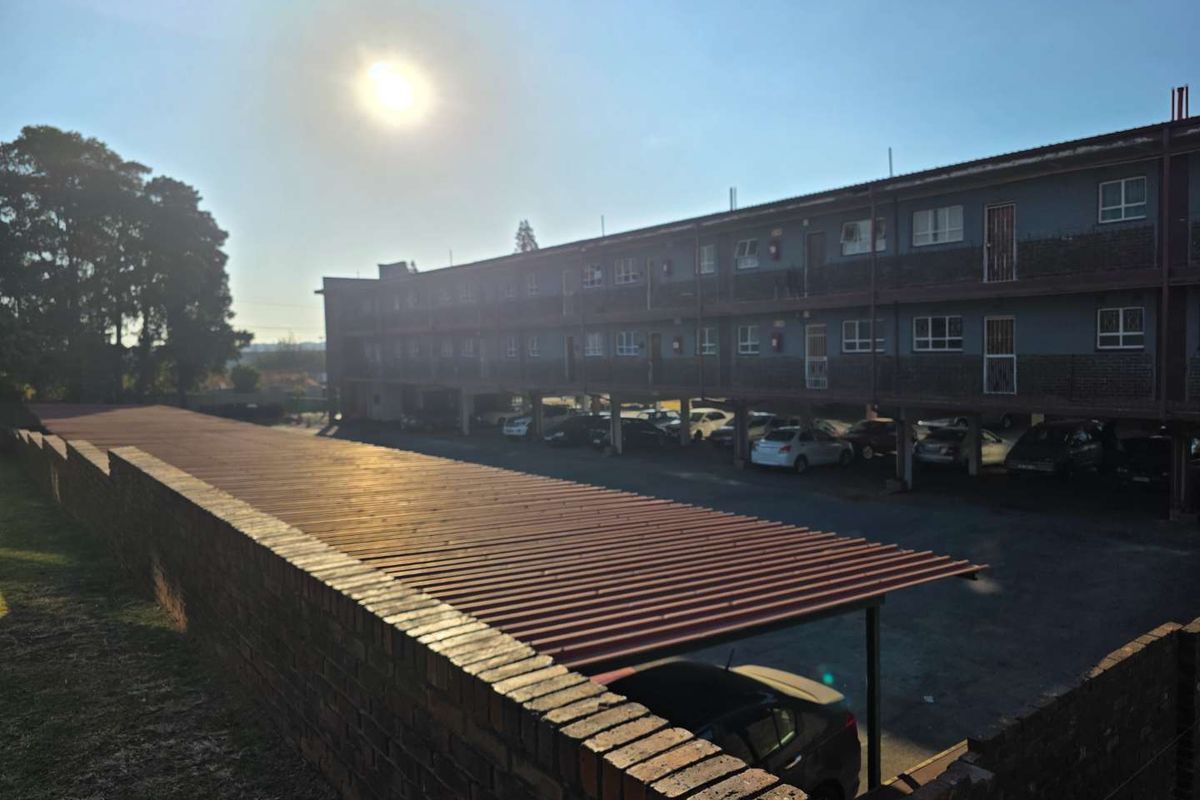 TOP FLOOR APARTMENT - Photo 5