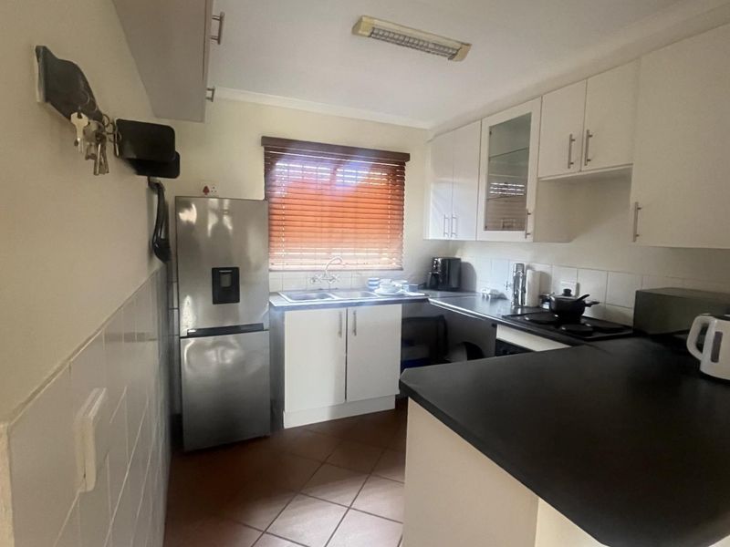 MacArthur Park Living – Neat Secure, Sunny & Move-In Ready - Photo 4