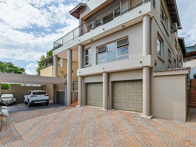 The Perfect Family Home: Space, Views & Dual Living in Faerie Glen - Photo 2