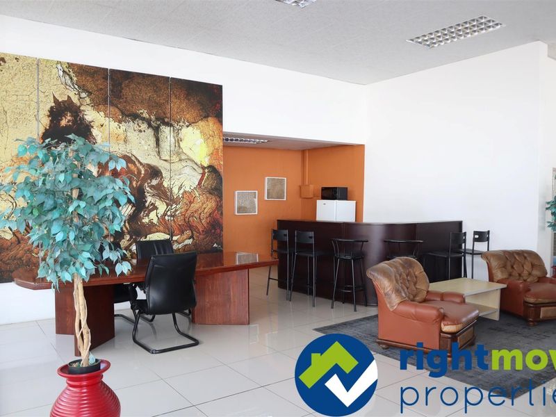 Business premises with Great Visibility in High Traffic Area. - Photo 4