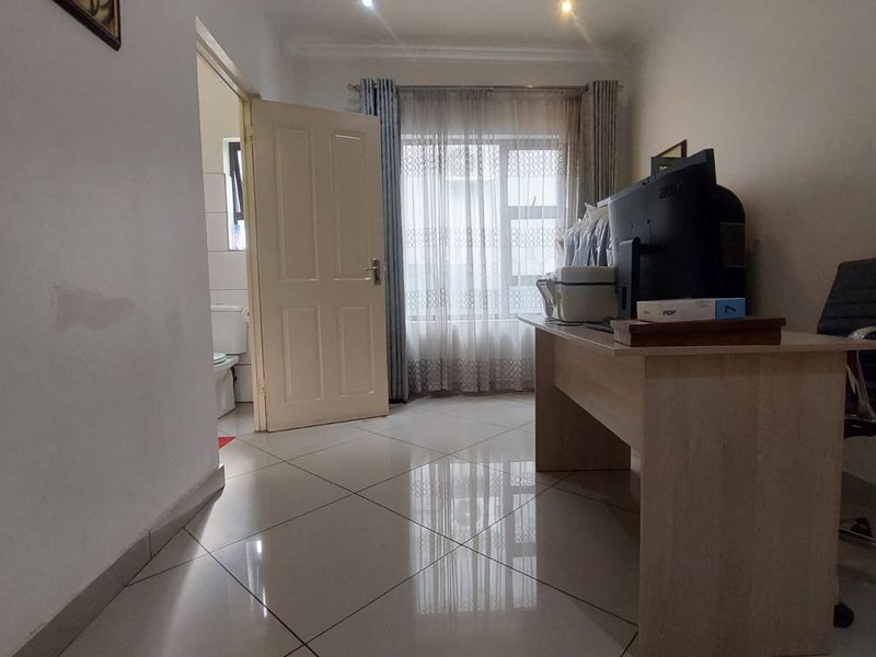 Perfect Family Home: Spacious, Secure, and Close to Amenities - Photo 4