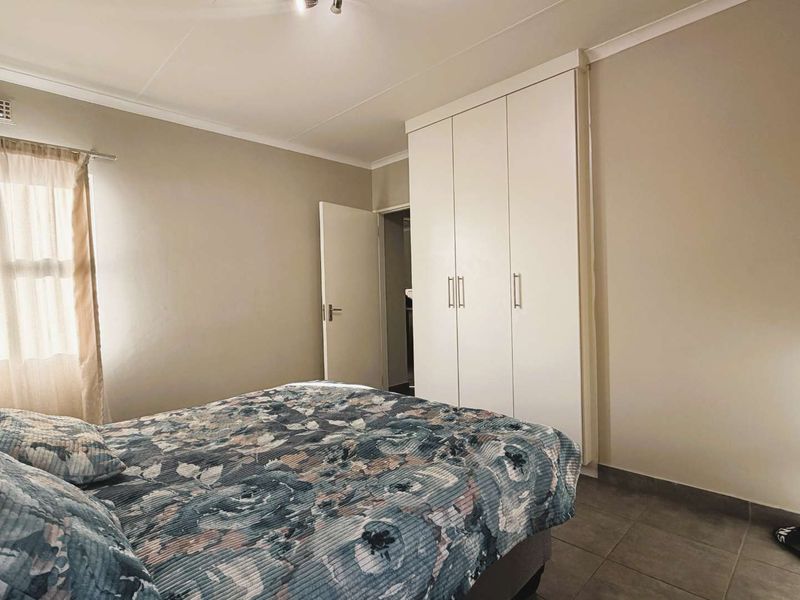Spacious Two-Bedroom Apartment in Cussonia Central Complex - Photo 8