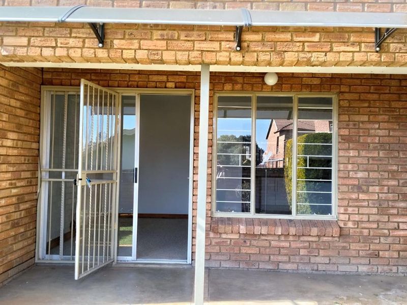 Charming 2-Bedroom Ground Floor Apartment for Sale in Wentworth Park - Photo 3