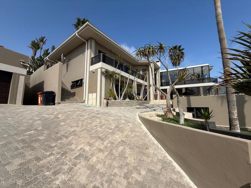 FOR SALE- 5 BEDROOM HOUSE WITH SEA VIEW HOUSE IN CENTRAL SWAKOPMUND, NAMIBIA - Photo 2