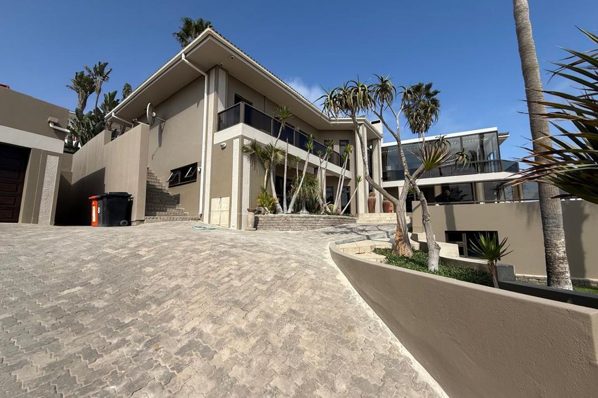 FOR SALE- 5 BEDROOM HOUSE WITH SEA VIEW HOUSE IN CENTRAL SWAKOPMUND, NAMIBIA - Photo 2