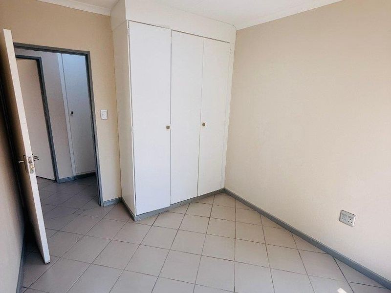 Move-In Ready 3 Bedroom, 2 Bath Renovated Home in Secure North Riding Complex - Photo 10