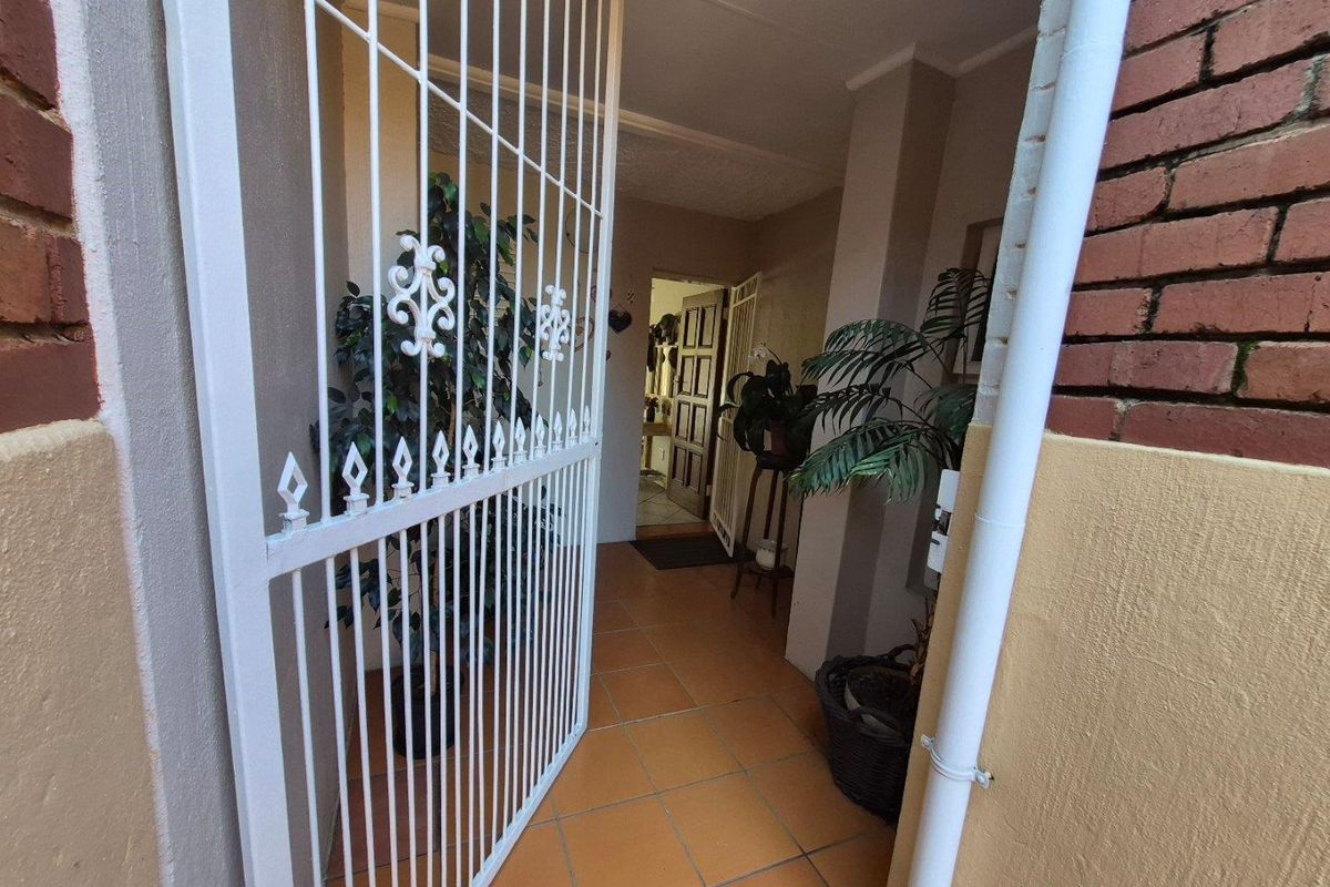 Spacious 3 Bedroom Duplex in a Popular Well-Managed Complex - Photo 3