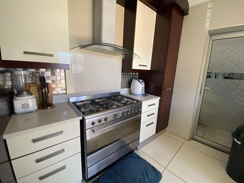 Three Bedroom House for Rent - Photo 3