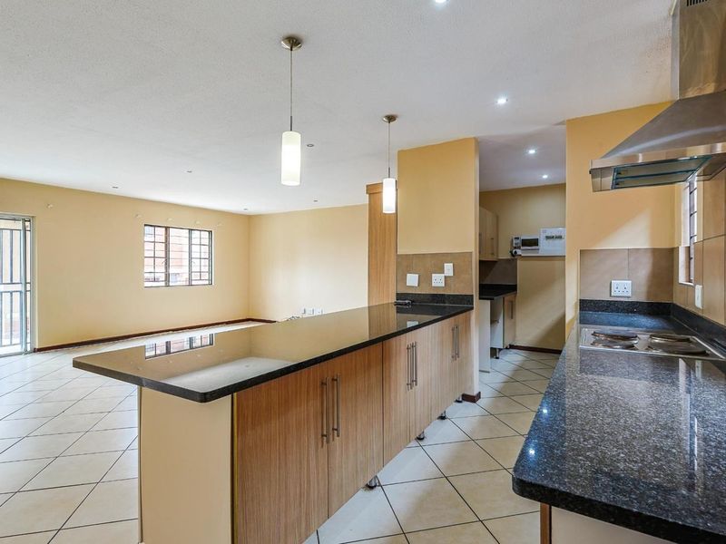 Energy-Efficient 4 Bedroom Corner Unit in Mooikloof Ridge Estate - Photo 2
