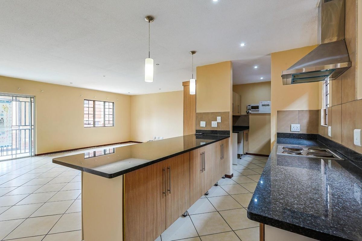 Energy-Efficient 4 Bedroom Corner Unit in Mooikloof Ridge Estate - Photo 2