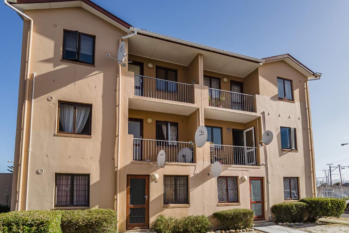 Welcome to your first home or next investment unit! - Photo 2