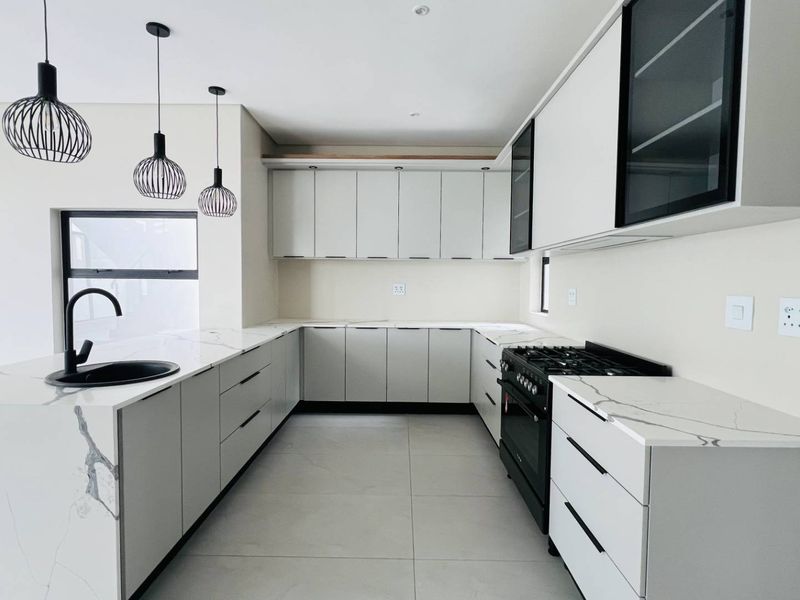 Modern 4 Bedroom Luxury Home in FountainBrook for Sale - Photo 2