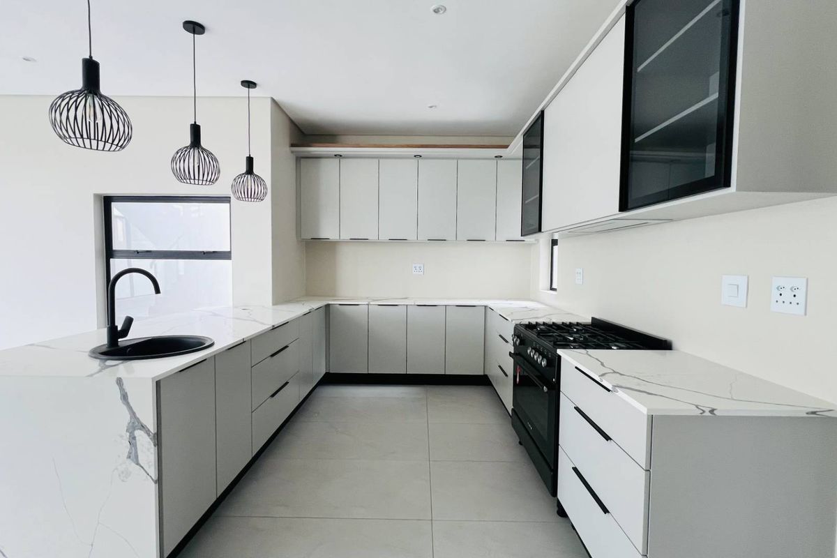 Modern 4 Bedroom Luxury Home in FountainBrook for Sale - Photo 2