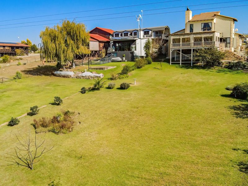 Luxurious 4 Bedroom Riverfront Home in Secure Estate on the Vaal River - Photo 1