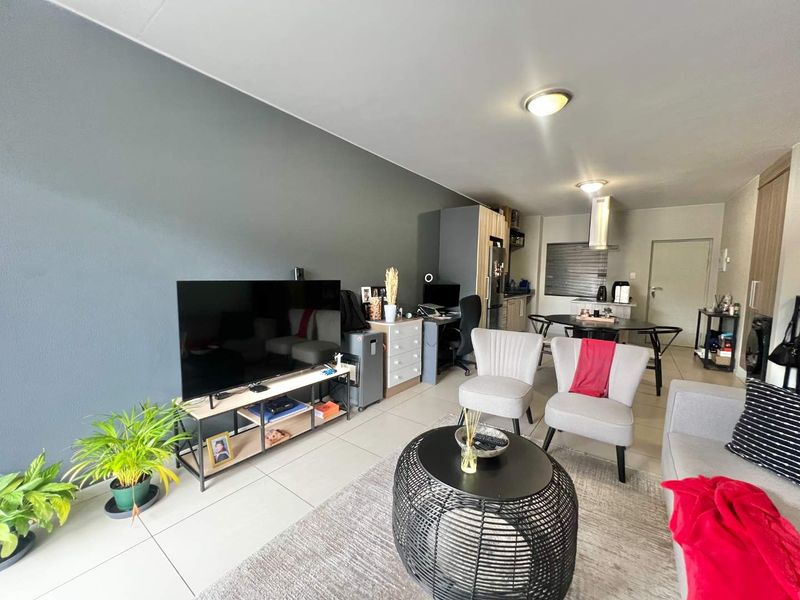 Modern 2-bedroom, 2-bathroom ground floor apartment for sale in Rivonia / Edenburg - Photo 6