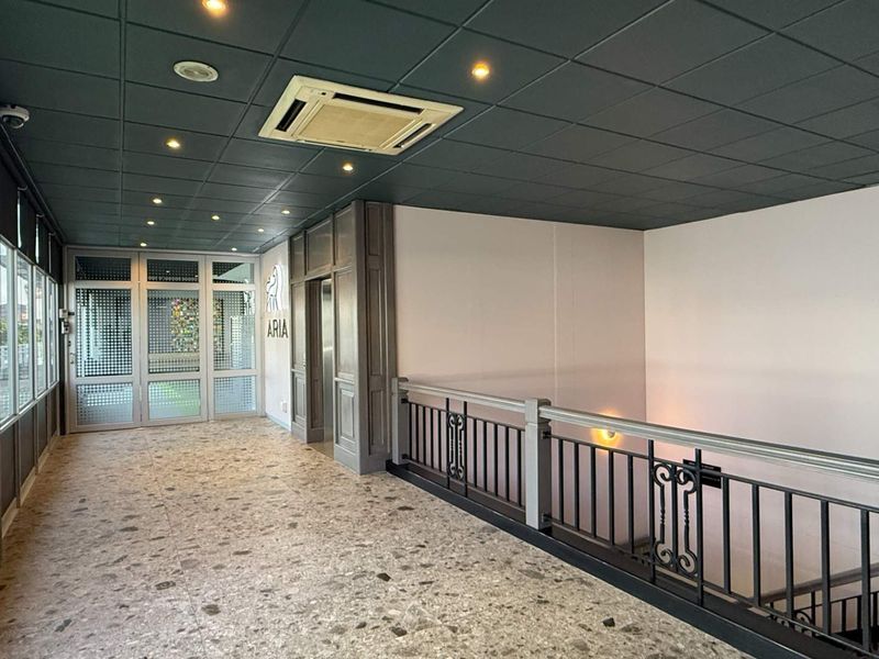 Top Floor 373m2 office with large balcony to let in North Wharf - Photo 6