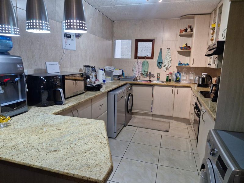 Renovated Two Bedroom Apartment - Photo 9