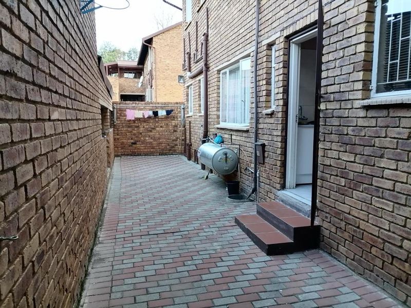 Ideal Location: Easy Access to Airport, Sandton & Pretoria - Photo 4