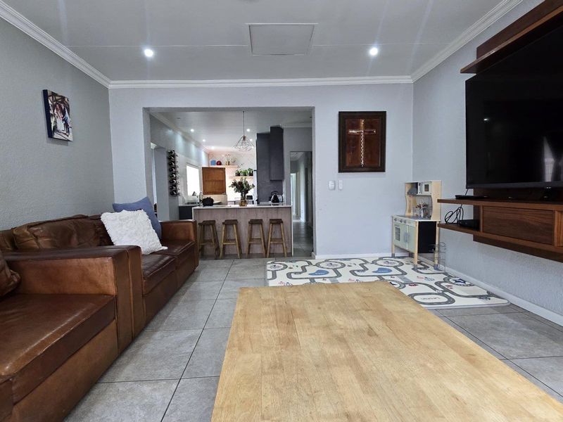 4 Bedroom House for Sale in Verwoerdpark - Photo 4