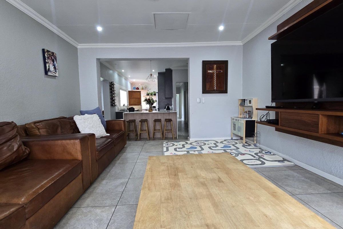 4 Bedroom House for Sale in Verwoerdpark - Photo 4