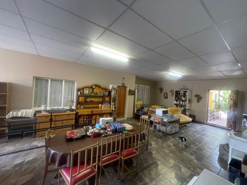 OLD ACADEMIA GOLDEN OLDIE AWAITING TO BE TRANSFORMED - Photo 3