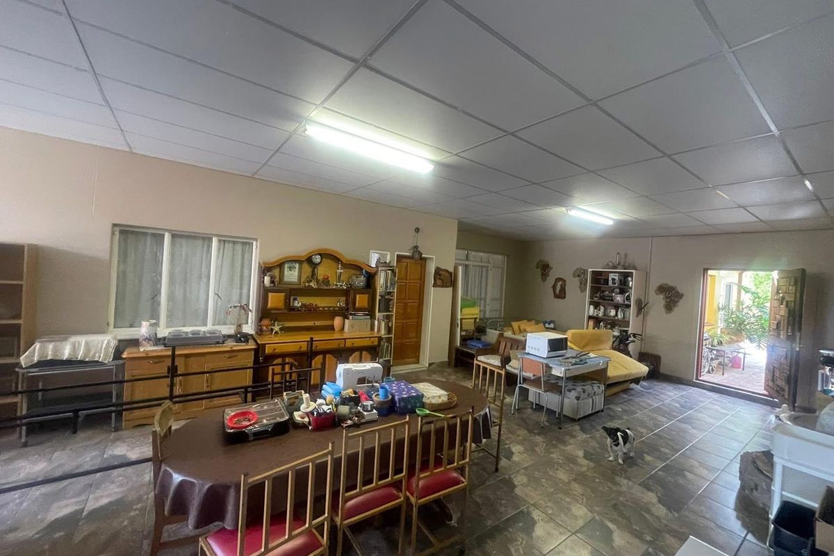 OLD ACADEMIA GOLDEN OLDIE AWAITING TO BE TRANSFORMED - Photo 3