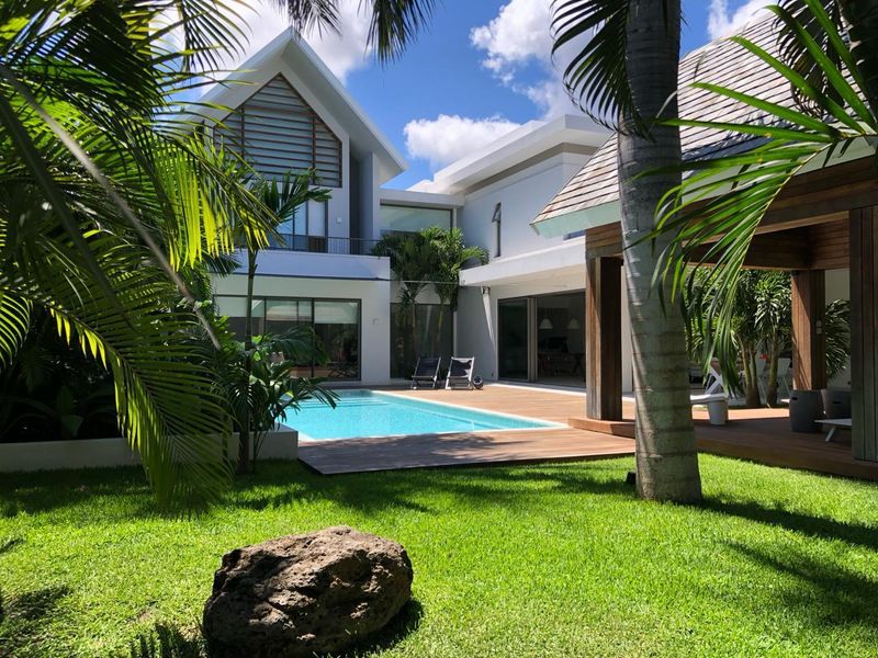 Exquisite Freestanding Villa with Family Golf Membership. - Photo 3