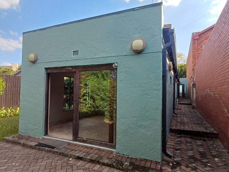 Charming Renovated Cottage with Study in the Heart of Victory Park - Photo 2